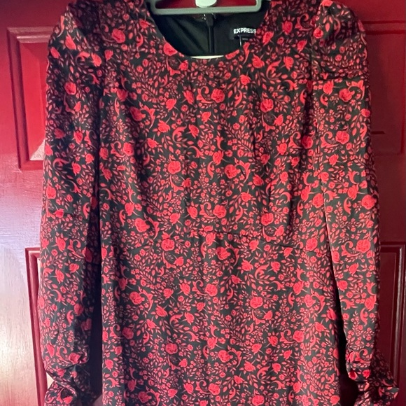 NWT Express Black & Red Floral Long Sleeve Dress Floral Ruched Sleeve Midi XL - Picture 1 of 5